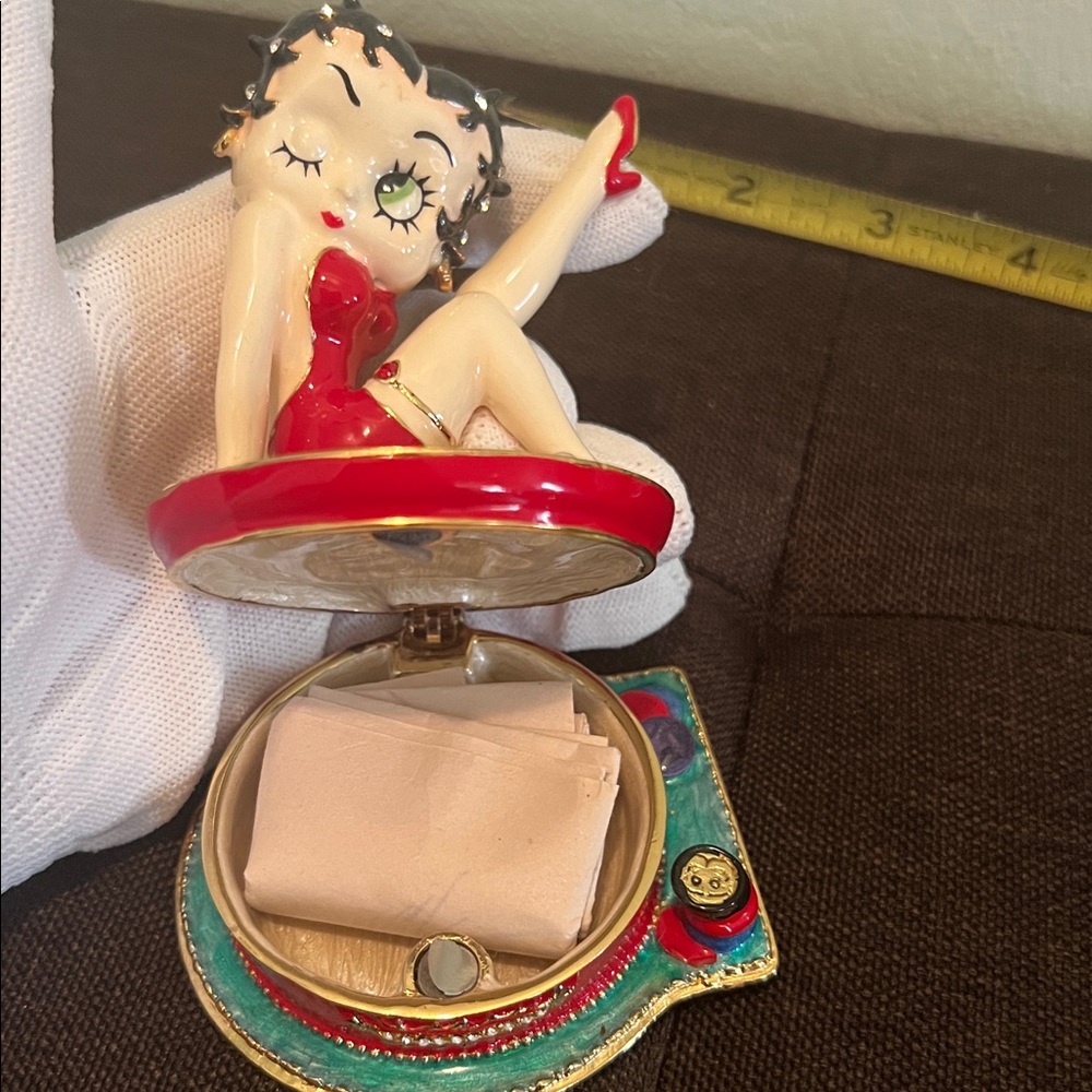 ( 0364) Betty Boop Charming Red and Gold Figurine’s Collection - Picture 3 of 12
